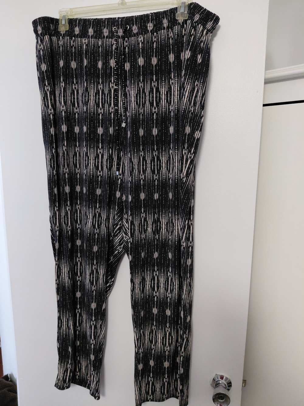 Avenue Black and White Abstract Pull-On Pants